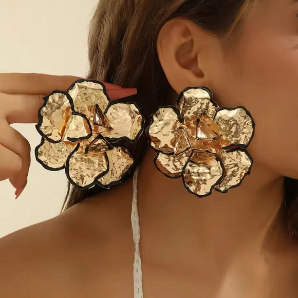Zara Gold Metal Flower Earrings - Picture 14 of 17